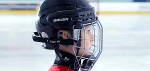 bezpečné hokejové helmy