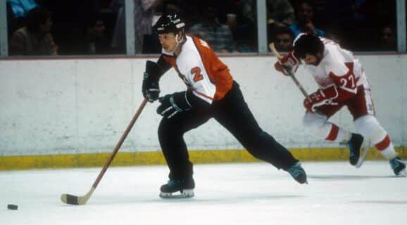 Historie hokejových kalhot: Od vlněných šortek po high-tech ochranu