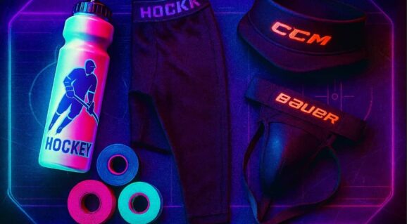 Pásky, lahve, nákrčníky a další hokejové doplňky se slevou až 25 %.
