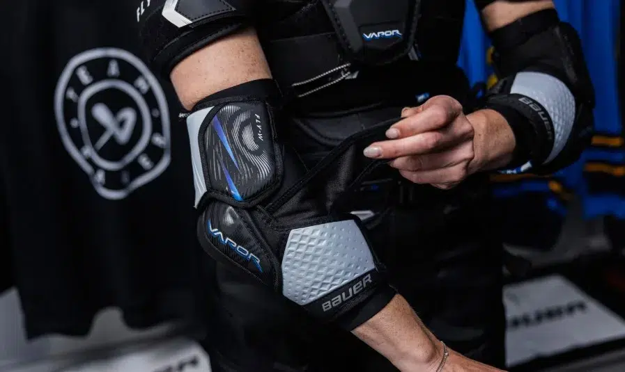 Zapomeňte na unisex chytáky: Dámská výstroj Bauer Vapor Fly pod lupou 11 Chranice loktu Vapor Fly G Fly W